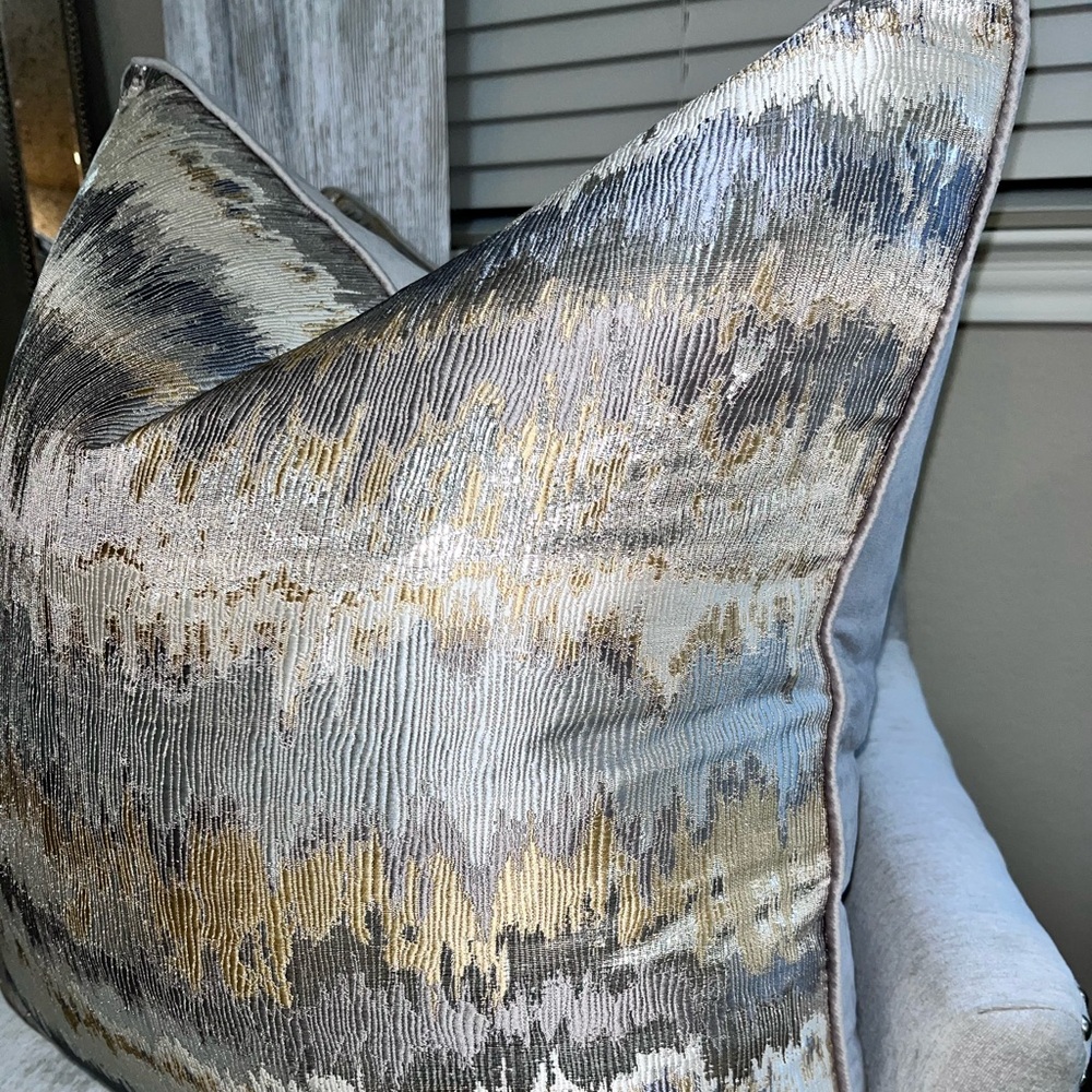 1-NWT GIGI CANTORI GOLD/SILVER LUXURY DECORATIVE PILLOW - Picture 15 of 17